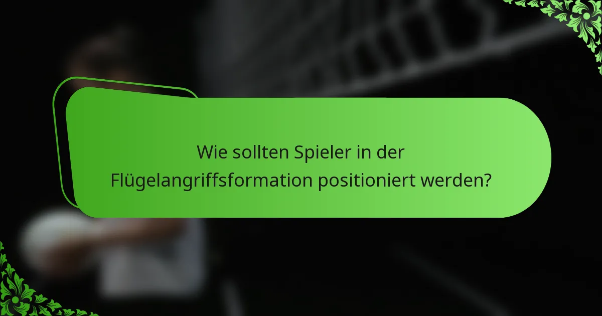 Wie sollten Spieler in der Flügelangriffsformation positioniert werden?